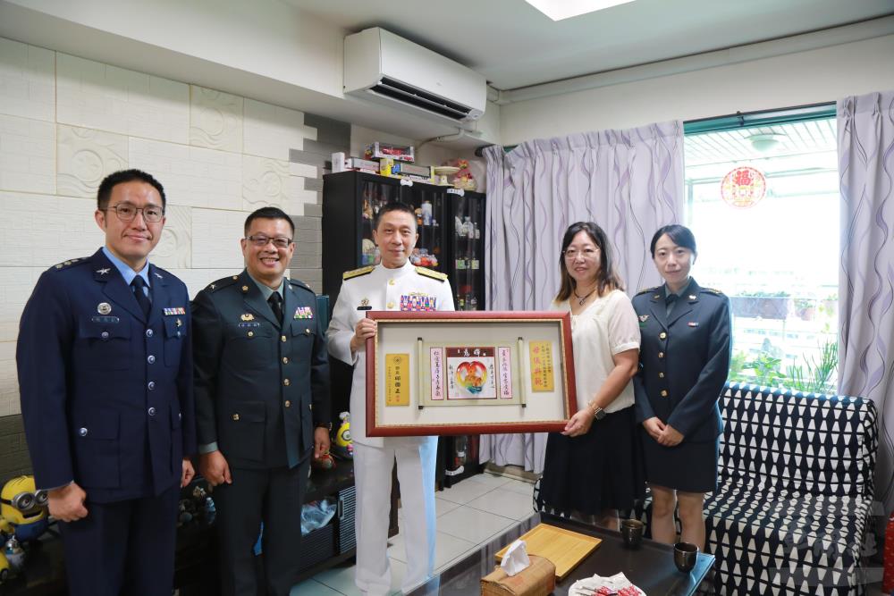 國防大學校長劉志斌上將表揚榮獲國防部模範母親的戴亦雯女士。（國防大學提供）
