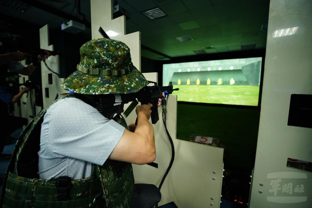 T91步槍模擬器射擊體驗。（八軍團提供）