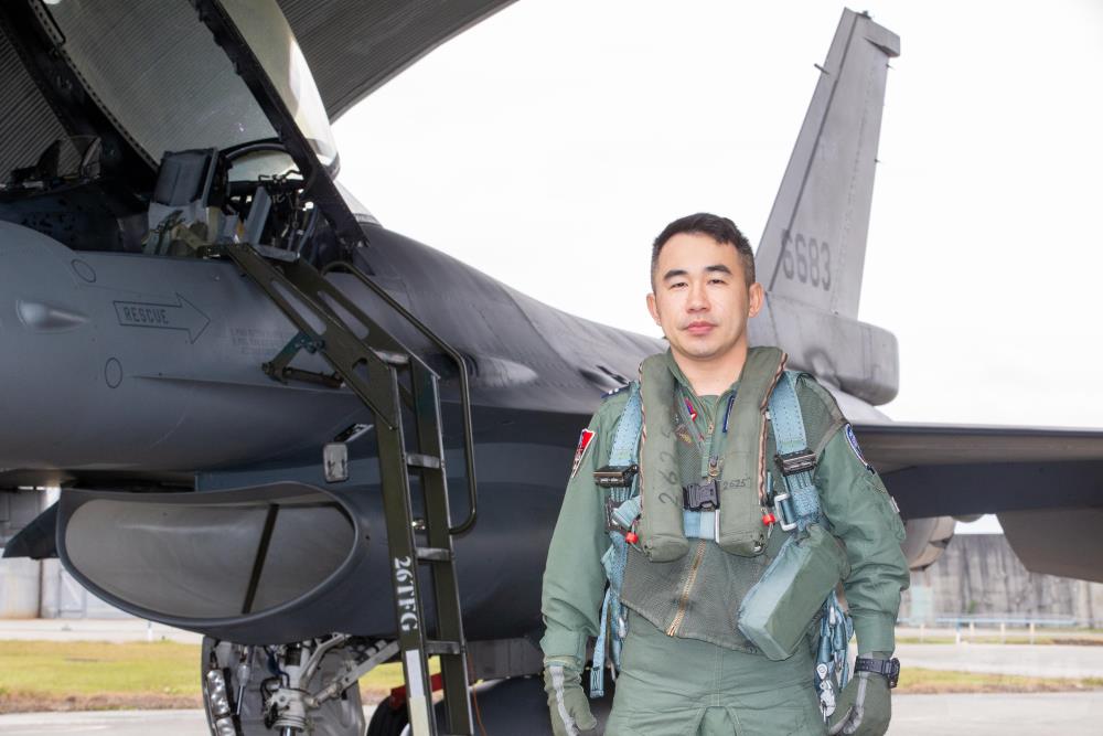 完成F-16V換裝訓練的王中尉，很開心加入戰備序列，持續精進本職學能，做好空防的職責。（軍聞社記者莊家宏攝）