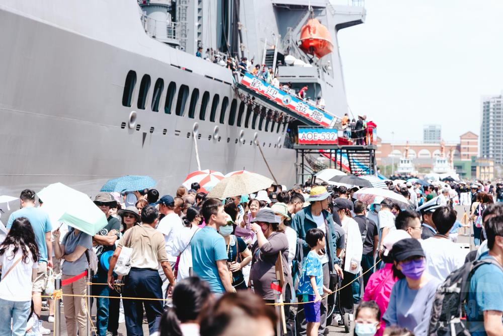 海軍敦睦艦隊開抵安平港。（青年日報記者李德威攝）