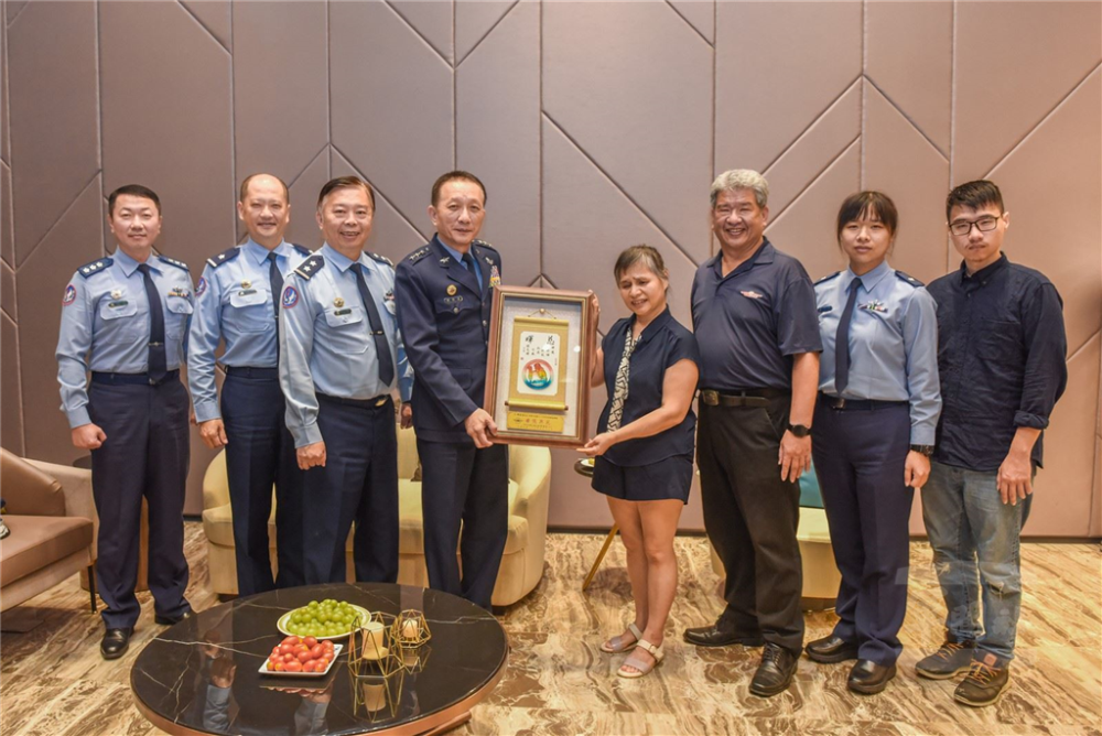 空軍司令劉任遠上將日前表揚模範母親賴麗美女士，並頒贈賀屏。（空軍司令部提供）