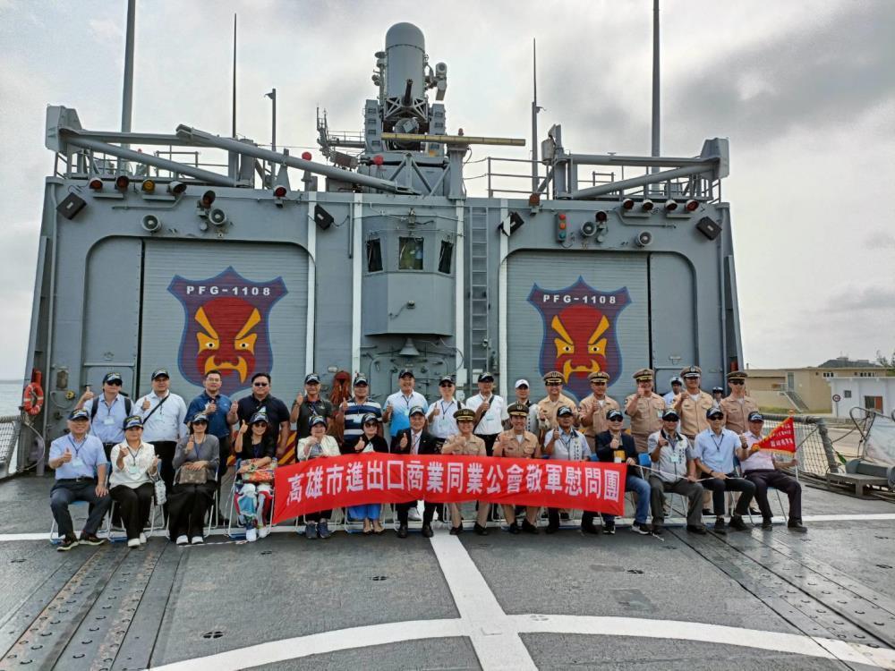 敬軍團隊慰問海軍146艦隊。（軍人之友社提供）