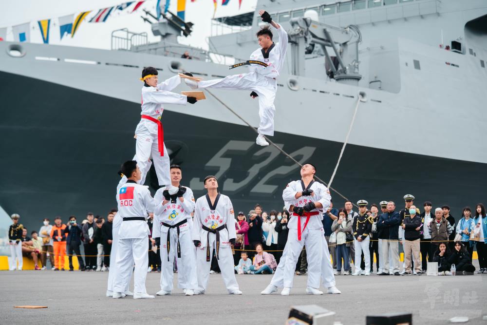 敦睦遠航訓練支隊今日靠泊宜蘭蘇澳中正港口，邀請民眾見證海軍壯盛軍容。（軍聞社記者林庭暉攝）