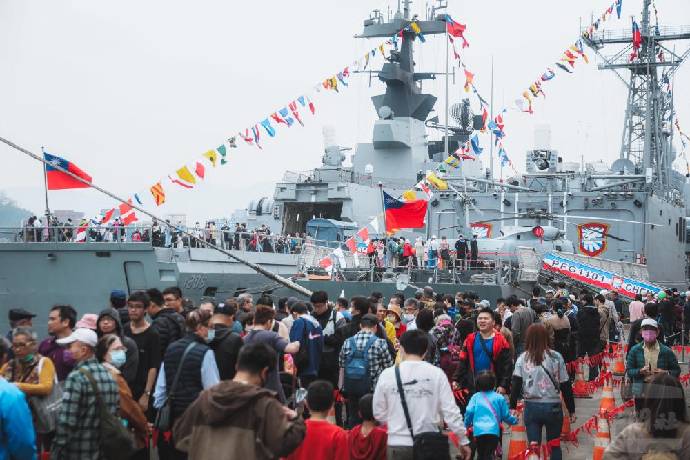 The Navy Midshipmen Cruising & Training Squadron at Keelung Port opens for visits from the public People enthusiastically participate in the event