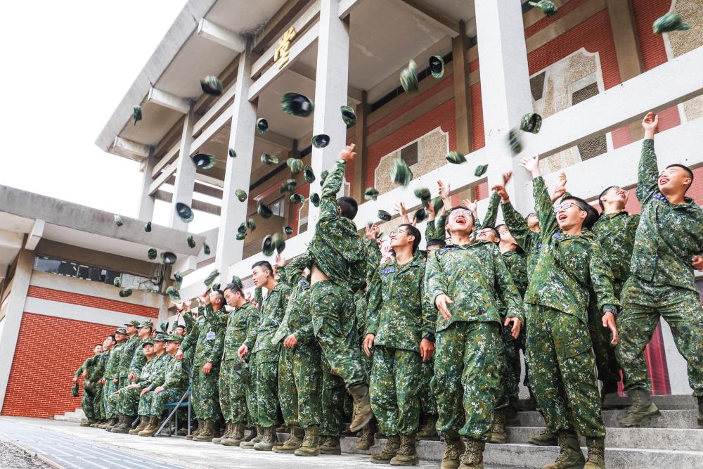 Draftees of the 2226th echelon for compulsory service bid farewell to the Chenggongliang New Recruit Center