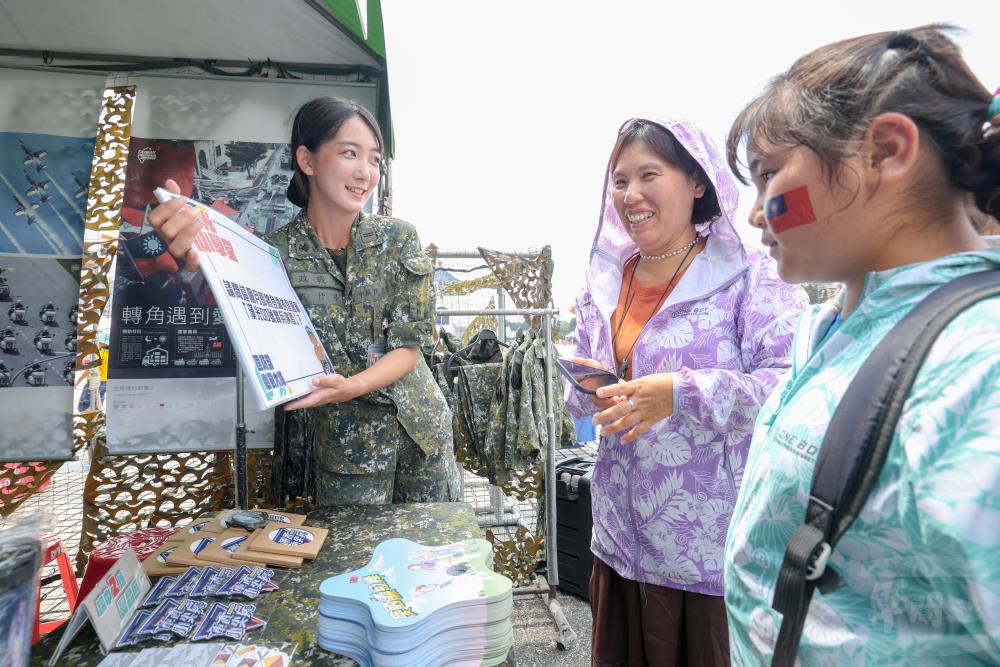 心戰大隊和民眾問答互動。（軍聞社記者周昇煒攝）