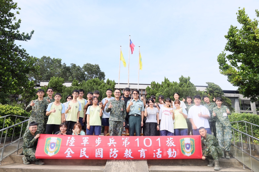 官兵與師生合影。（陸軍步兵第101旅提供）