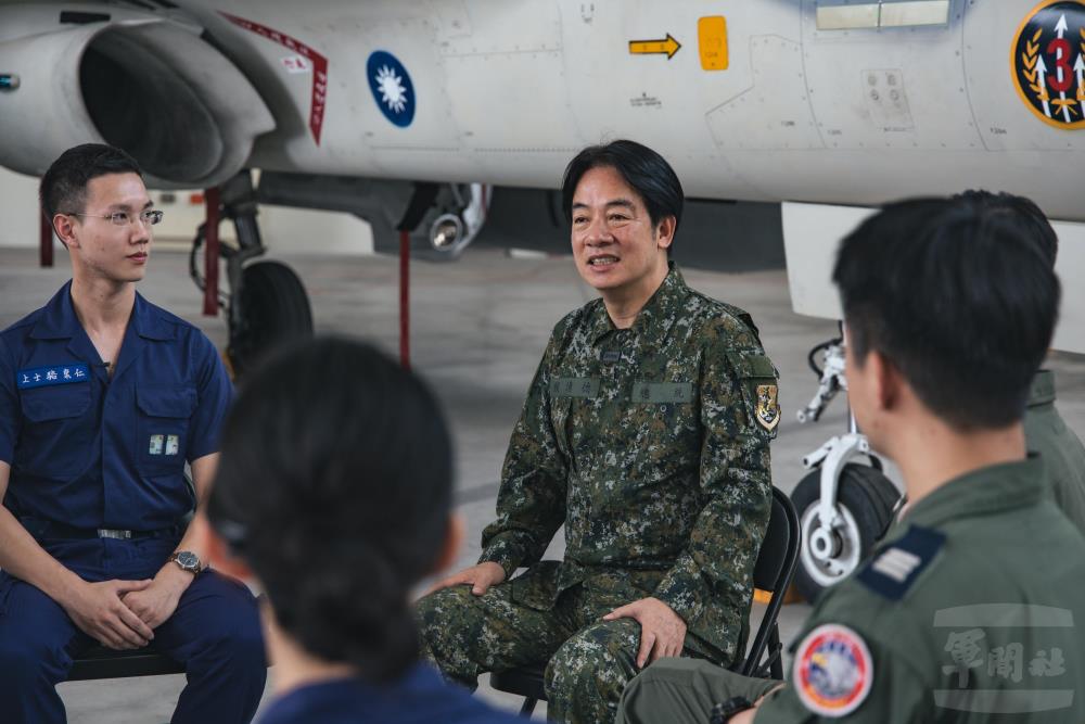 賴總統聽取空軍飛官分享值勤任務心得。（青年日報記者陳彥陵攝）