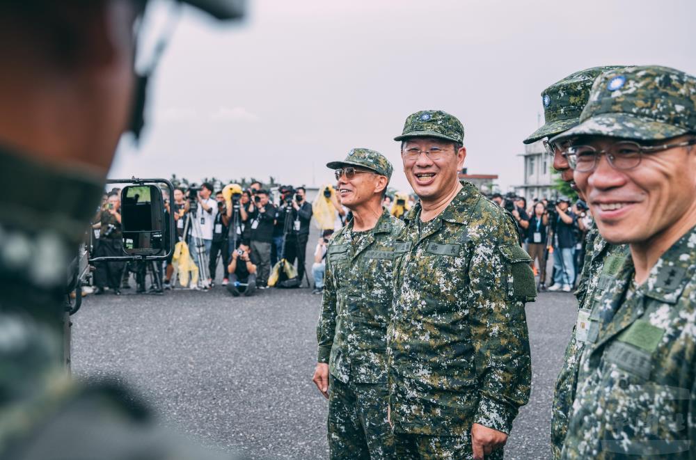 顧部長祝賀操演官兵秋節愉快。（軍聞社記者吳柏融攝）