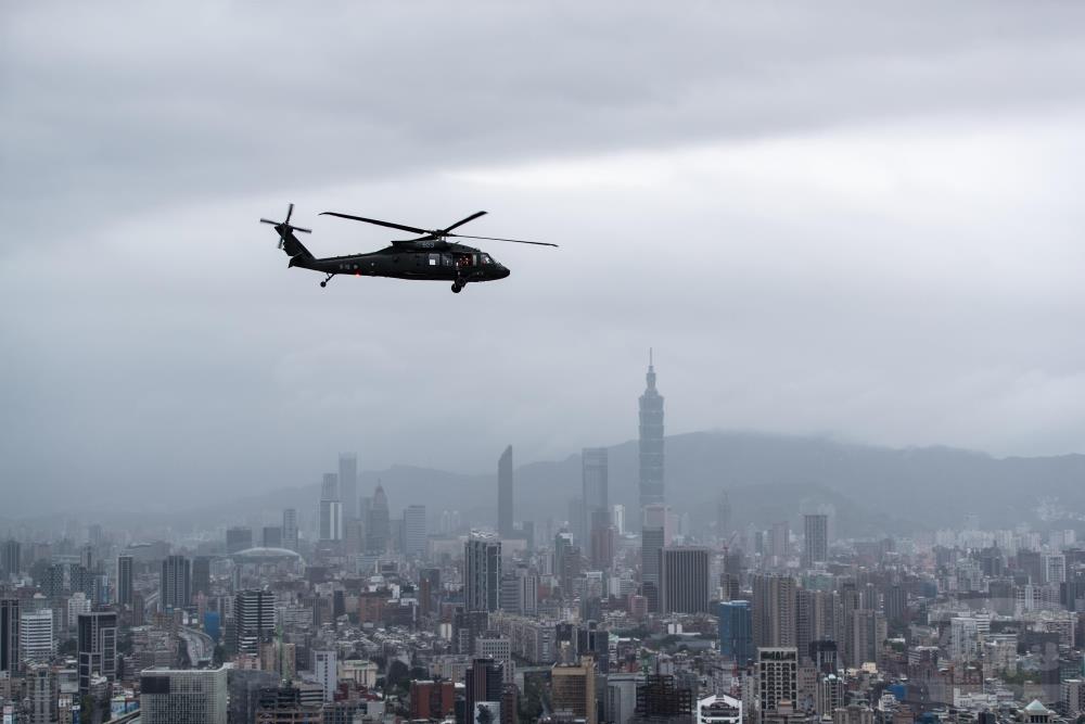陸軍UH-60M直升機飛越臺北市上空。（軍聞社記者周力行攝）