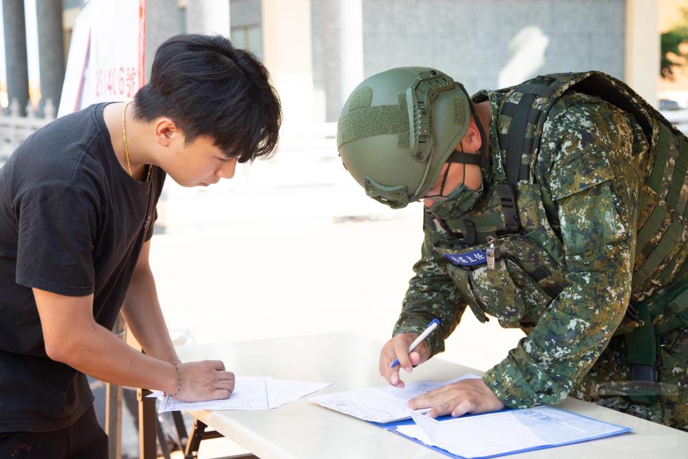 自強演習報到作業。（軍聞社記者卓以立攝）