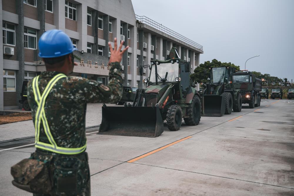 支援災防工兵機具完成整備待命出發。（第二作戰區提供）