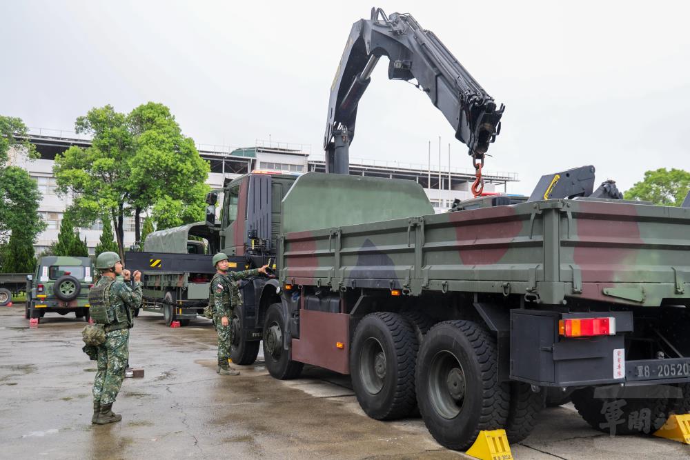 53工兵群實施傾卸車檢查。（軍聞社記者莊家宏攝）