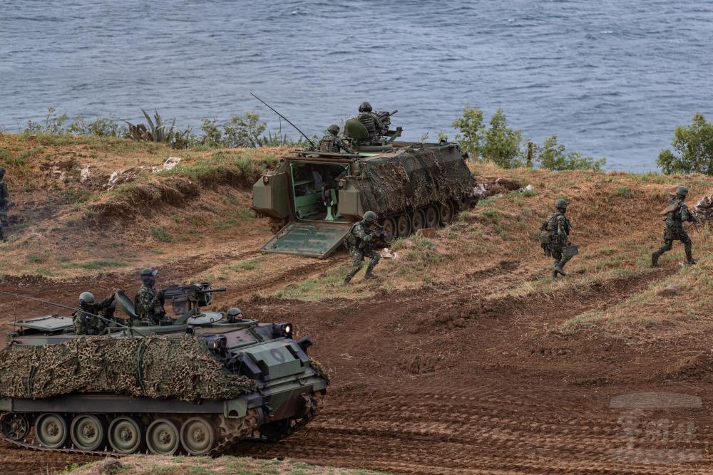 機步營官兵下車進入陣地向海面之敵攻擊。（軍聞社記者周力行攝）