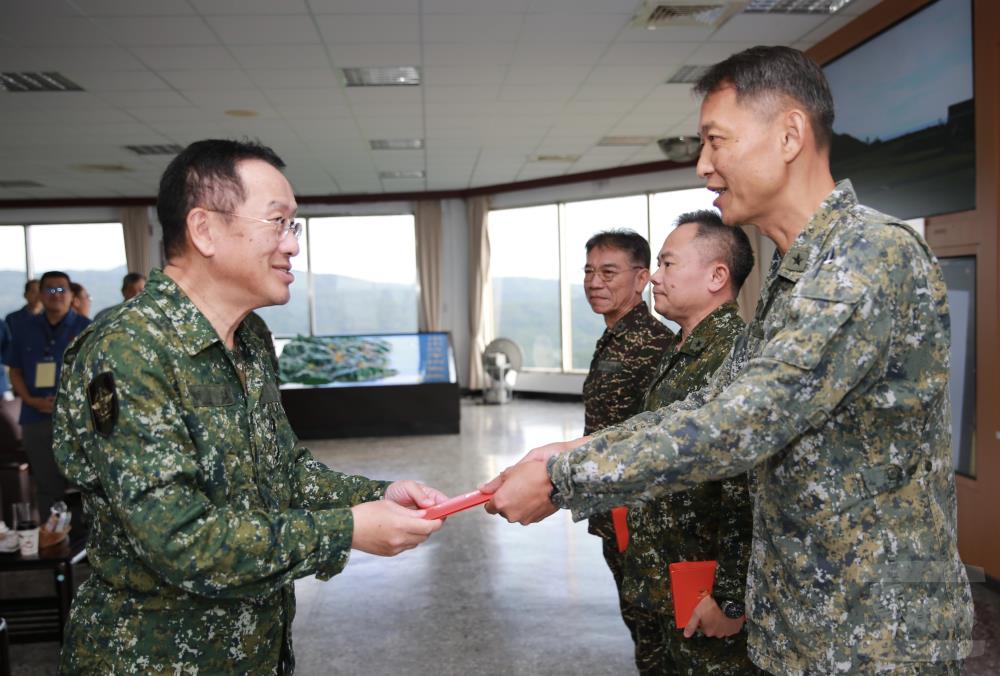 顧部長代表賴總統慰勉官兵操演辛勞。（軍聞社記者李忠軒攝）