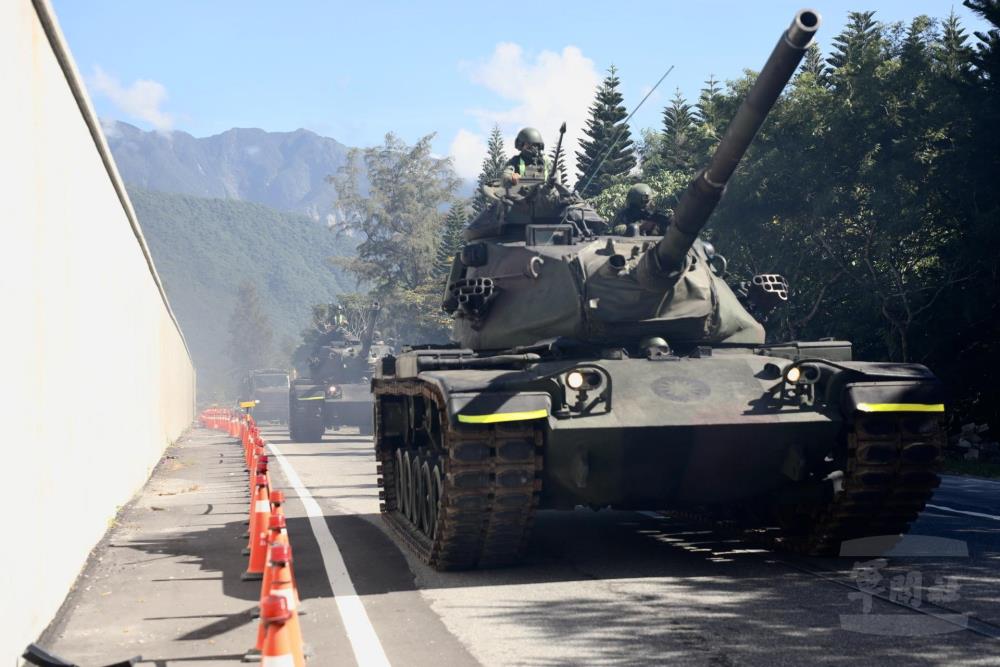 M60A3戰車於道路機動。（心戰大隊提供）