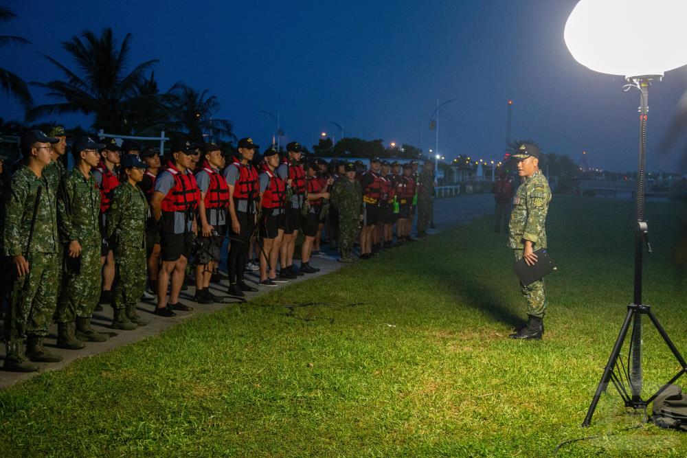 組長陳中校實施勤前教育及安全規定下達，確保跳傘任務順利安全。（軍聞社記者莊家宏攝）