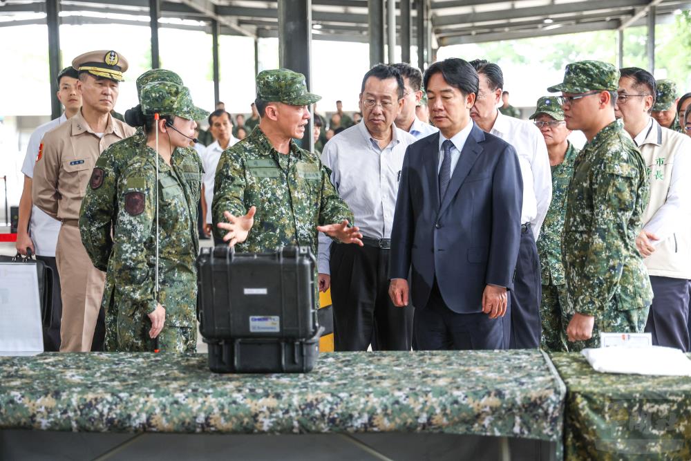 賴總統視導陸軍39化兵群裝備介紹。（軍聞社記者周昇煒攝）