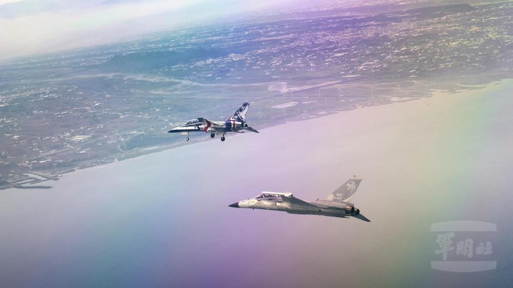 IDF擔任勇鷹高教機的飛行測試隨伴機。（漢翔公司提供）