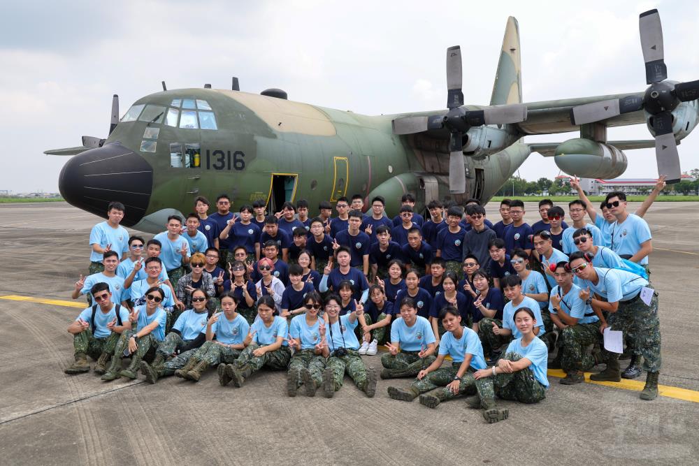 航空科技體驗營特別安排學員搭乘C-130運輸機前往空軍馬公基地，親身感受搭乘軍機飛行的新奇體驗。（軍聞社記者莊家宏攝）