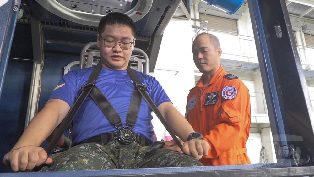 學員於國求中心體驗逃生艙。（軍聞社記者莊家豪攝）