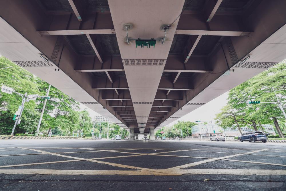 平面車輛路邊停靠，下橋車輛管制通行。（軍聞社記者周昇煒攝）