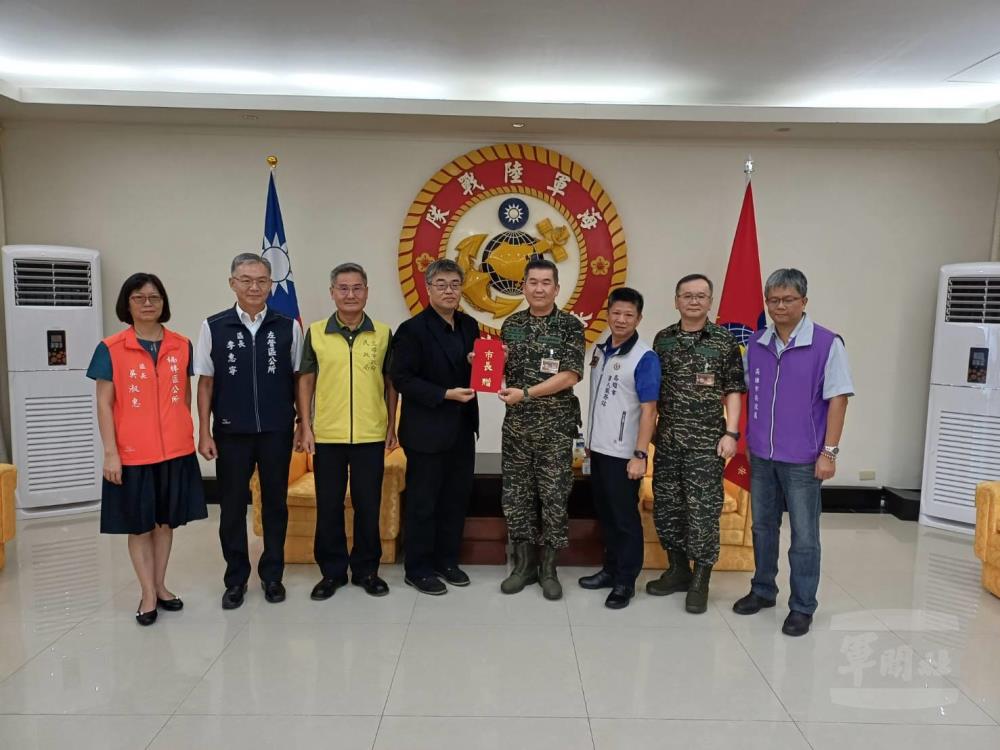 高雄市政府前往海軍陸戰隊指揮部敬軍慰問。（高雄市軍人服務站提供）