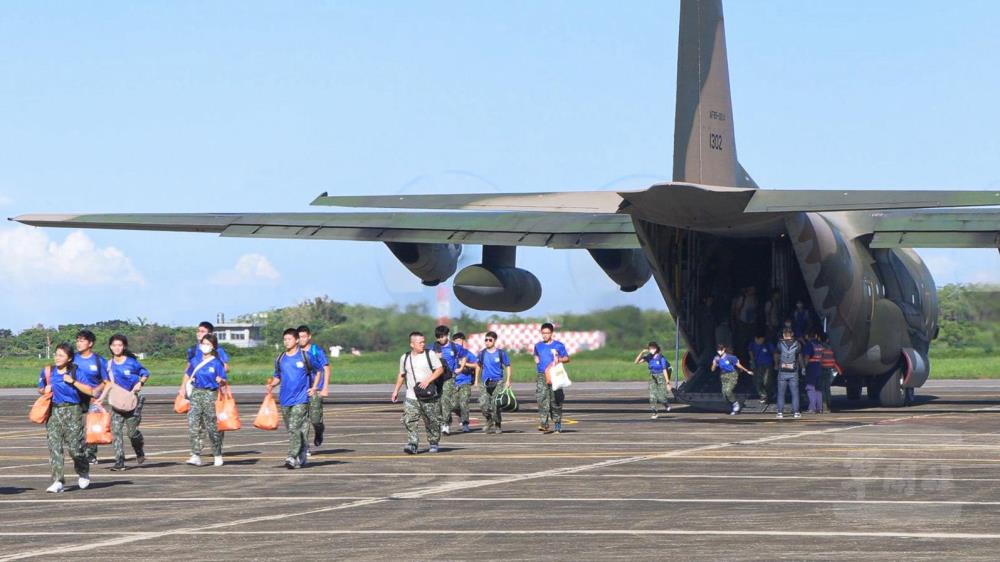 「航空戰鬥營」學員搭乘C-130H運輸機抵澎湖馬公。（軍聞社記者莊家豪攝）