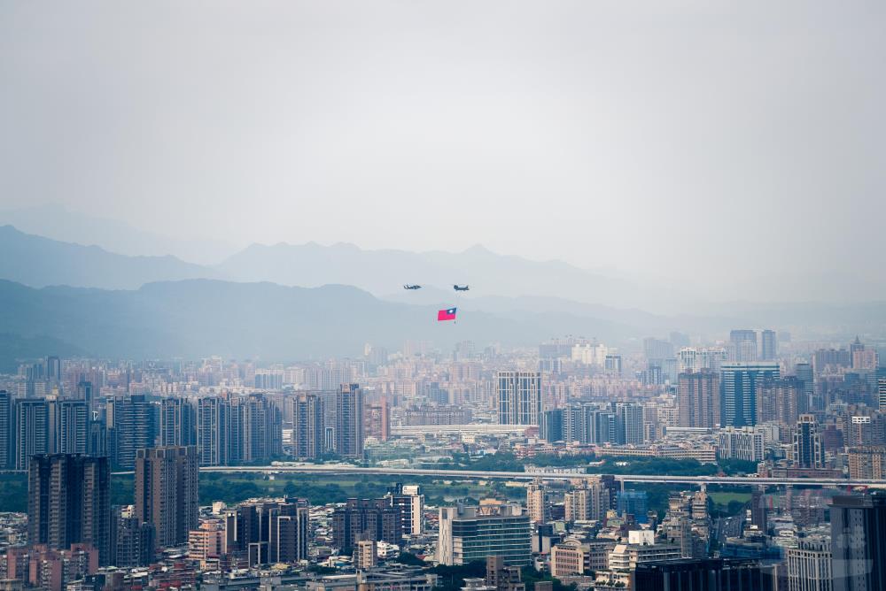 直升機隊通過臺北市上空。（軍聞社實習記者王逸倫攝）