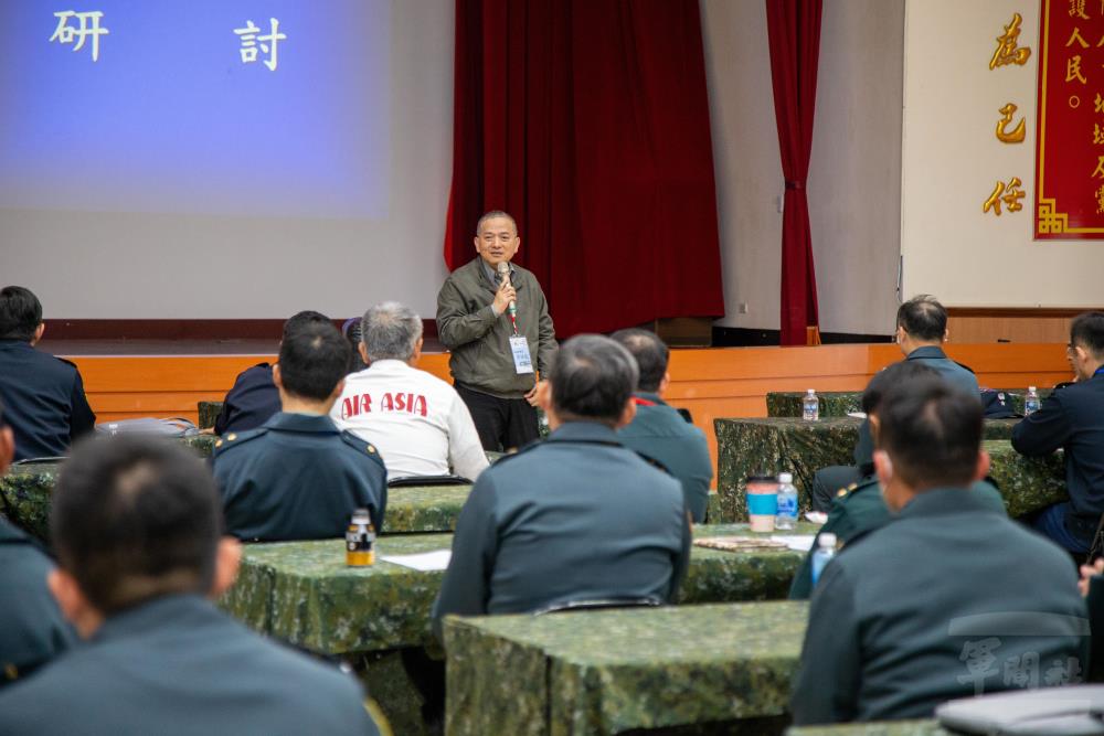 國防部副總督察長周錦龍主持「113年國軍飛航安全交流研討會」。（軍聞社記者莊家宏攝）