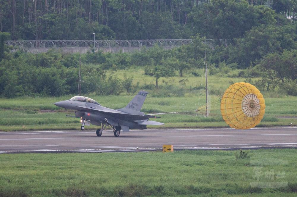 F-16V戰機施放阻力傘。（軍聞社記者卓以立攝）