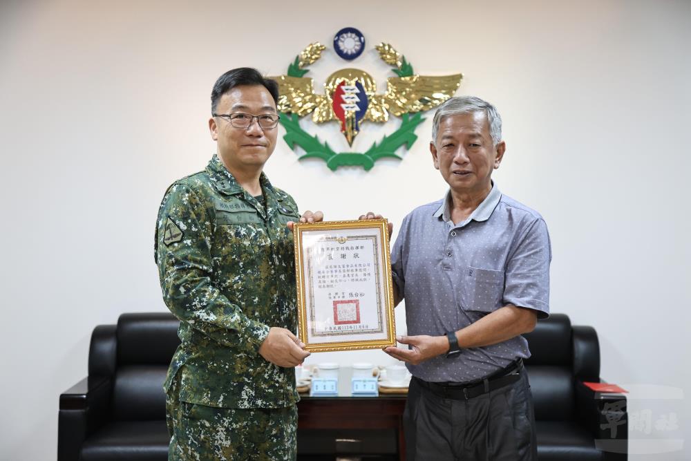 張指揮官致贈張董事長感謝狀。（臺南市軍人服務站提供）