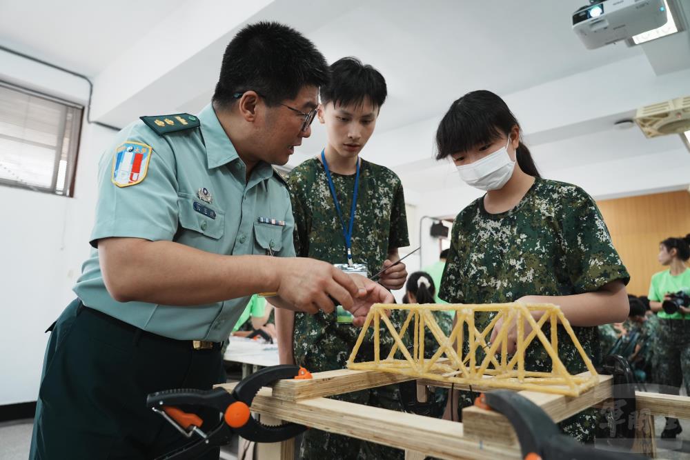 老師向學員們介紹「麵橋」組成結構。（軍聞社記者陳彥樺攝）