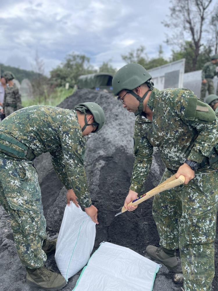 第三戰作區官兵協助沙包堆置及裝填。（第三作戰區提供）