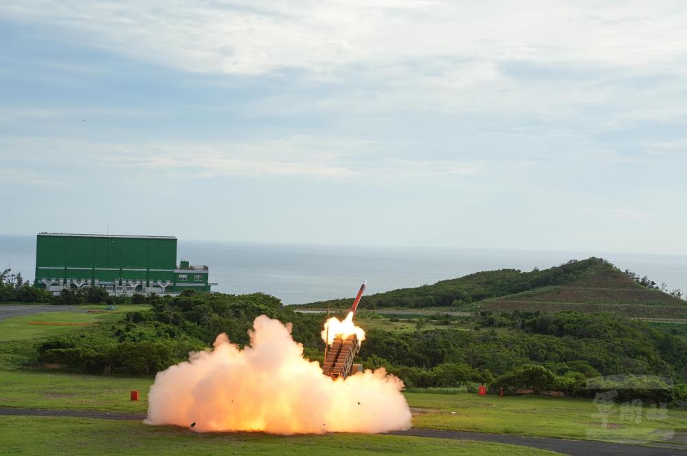 空軍「天弓三型飛彈」實彈射擊。（軍聞社記者吳柏融攝）