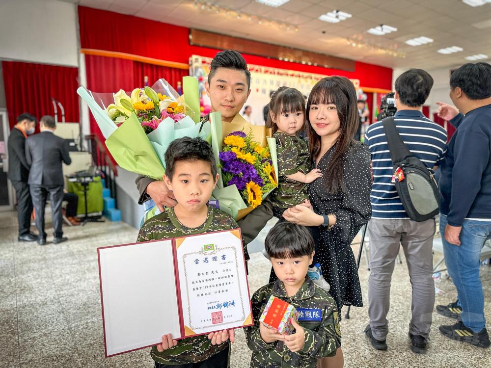 海軍陸戰隊防空警衛群鄭文聖上士獲獎與家人開心合影。（基隆招募站提供）