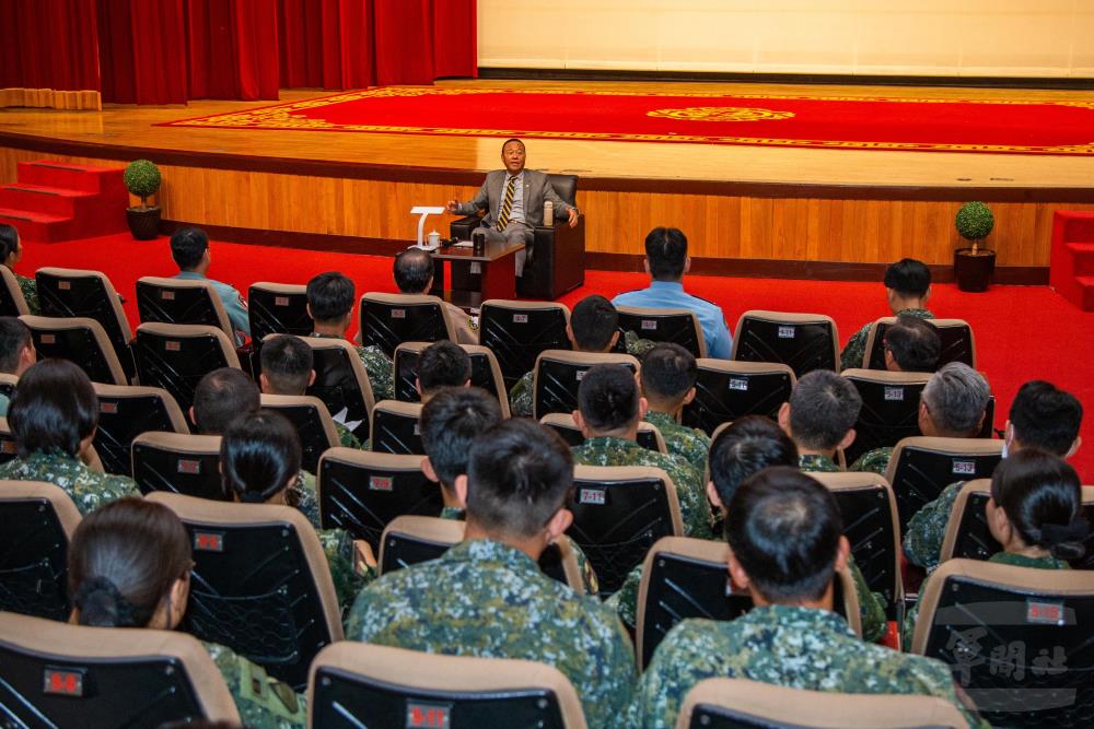 國防部副部長柏鴻輝主持「國軍北部地區心輔暨保防工作座談」，與心輔人員座談。（軍聞社記者莊家宏攝）