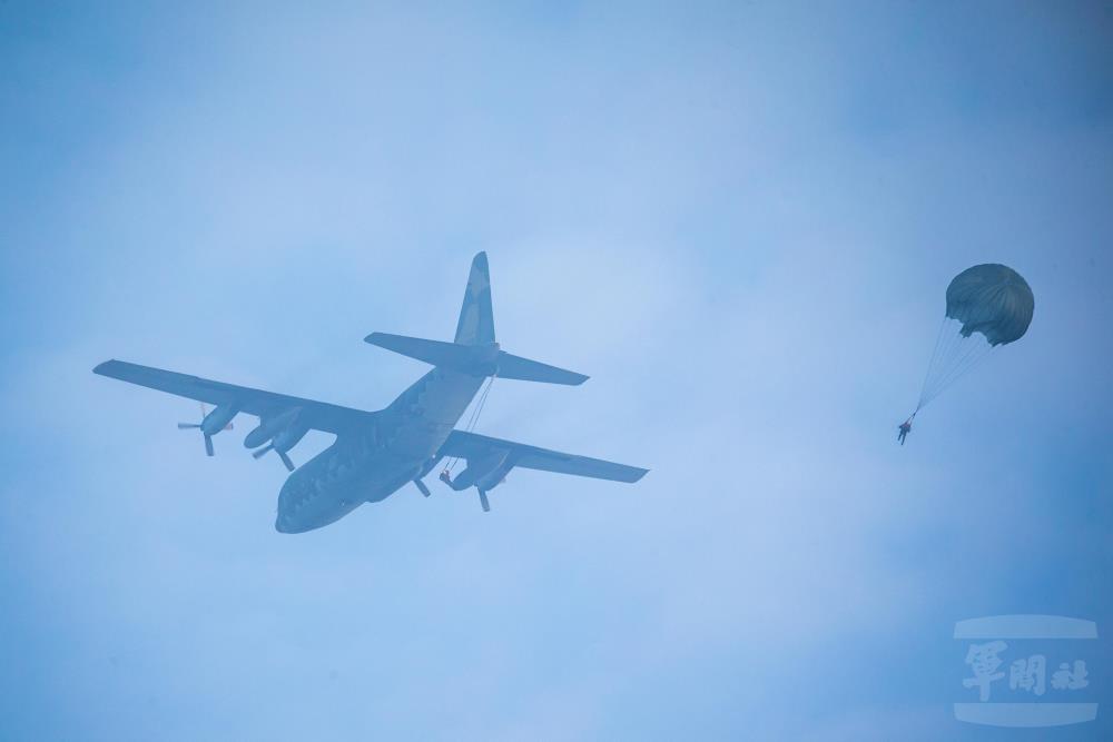 學員自C-130H運輸機跳出。（軍聞社記者莊家宏攝）