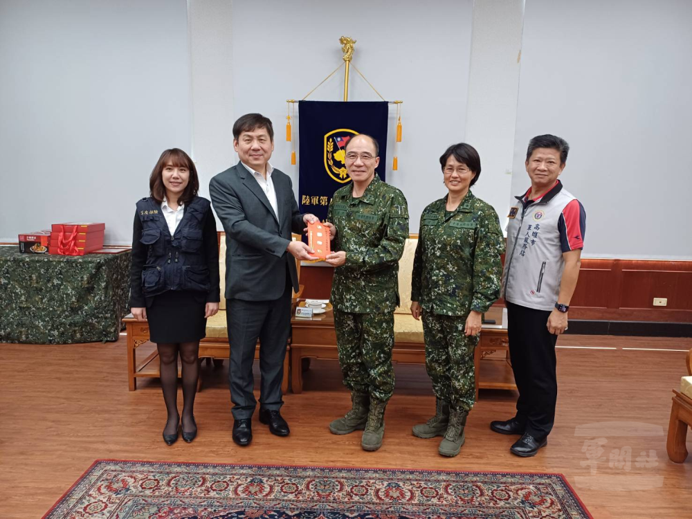 郭董事長致贈慰問金，慰勉官兵辛勞。（高雄市軍人服務站提供）