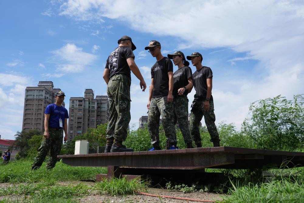 合理冒險團體挑戰設施，讓學員瞭解團隊合作的重要性。（軍聞社記者吳冠萱攝）