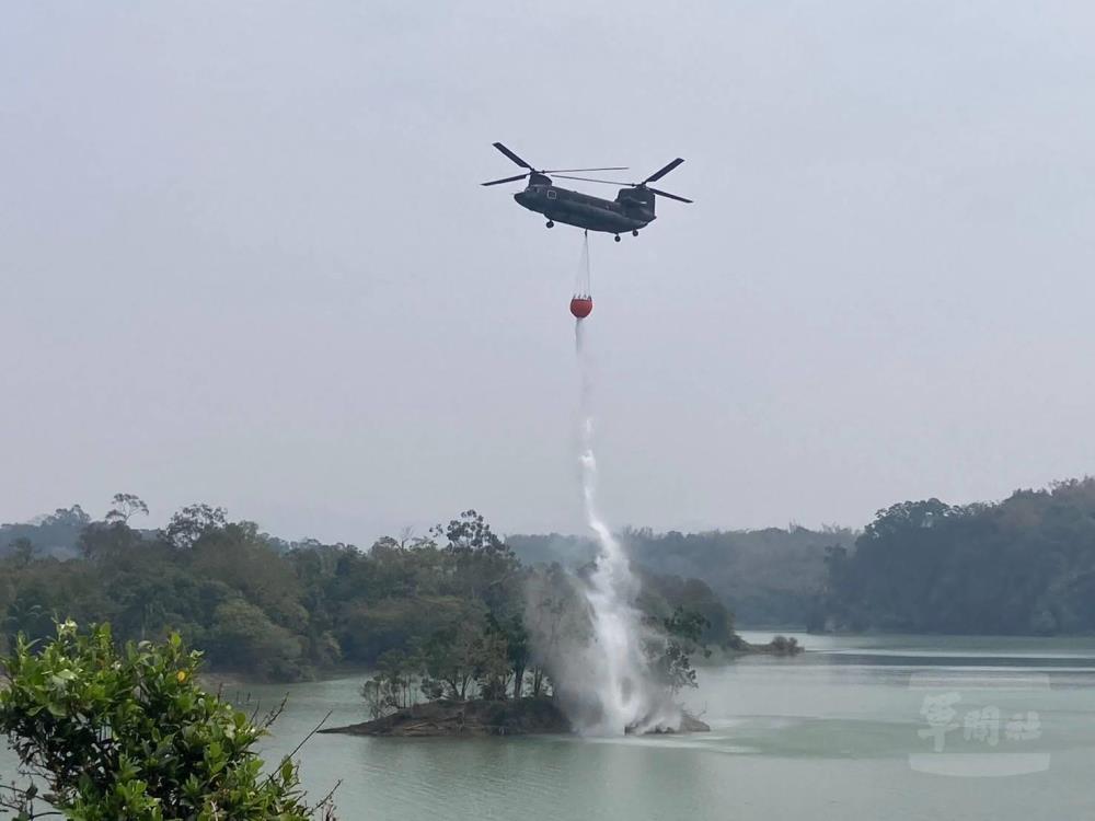 陸軍飛訓部空運作戰隊日前派遣CH-47直升機實施森林滅火水袋吊掛前置訓練。（陸軍飛訓部提供）