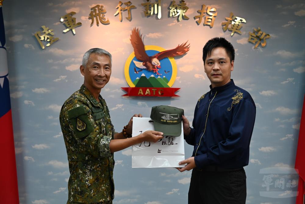 陸軍飛訓部指揮官曾少將致贈禮品與感謝狀。（陸軍飛訓部提供）