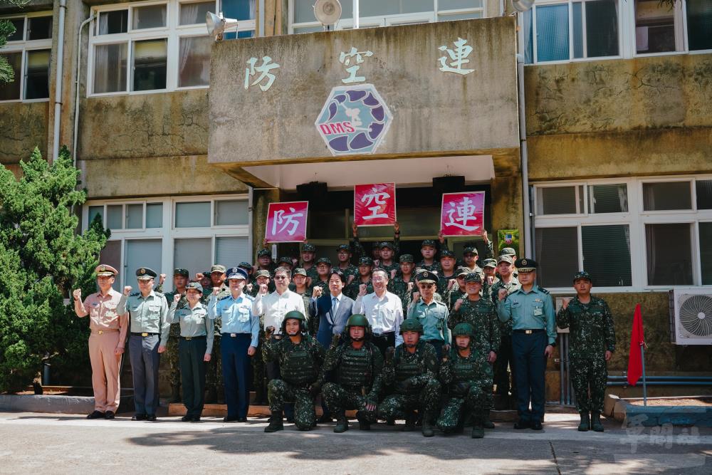 賴總統與防空連官兵合影。（軍聞社記者林庭暉攝）