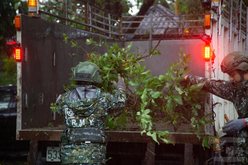 兵整中心官兵於南投集集綠色隧道清除樹枝恢復道路通暢。（軍聞社記者卓以立攝）