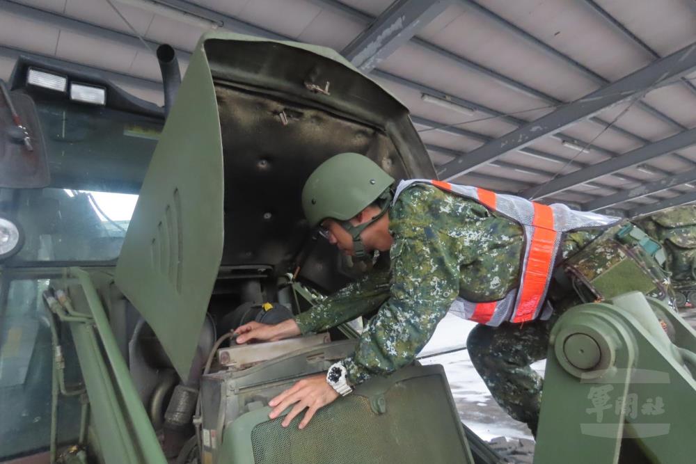 蘭指部官兵實施災防車輛檢查。（國軍第三作戰區提供）