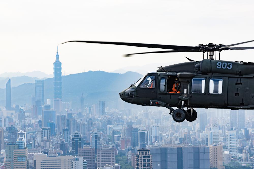 UH-60M直升機飛越臺北上空。（軍聞社記者黃劭恩攝）