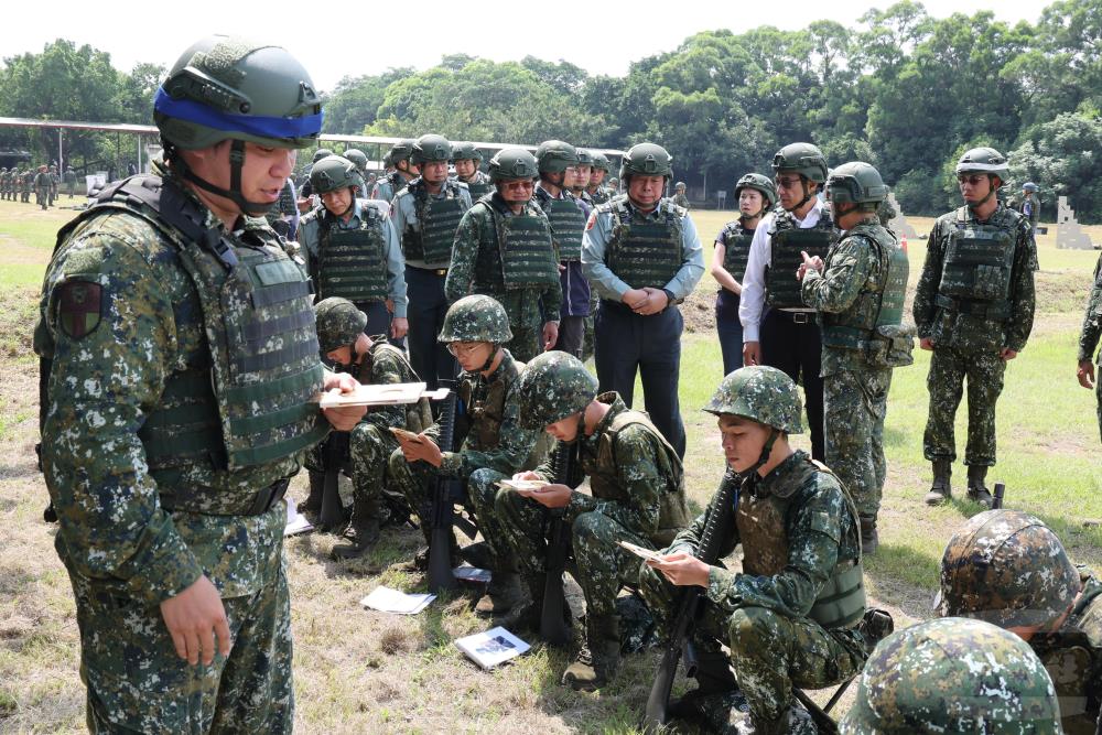 立法院副院長江啟臣實地考察一年期義務役訓練狀況。（軍聞社記者蔡枋澐攝）