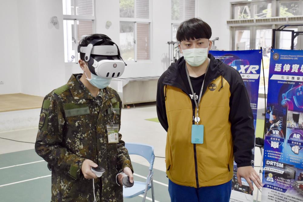 運用VR最新科技技術模擬真實景況，引導陸軍36化學兵官兵針對突發狀況即時應處，提升化災應變能力。（陸軍第十軍團提供）