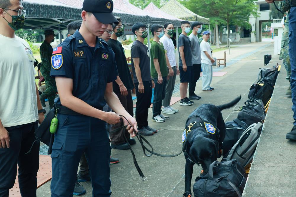 臺中憲兵隊緝毒犬分組針對報到召員行李、個人物品實施安檢作業。（陸軍第十軍團提供）