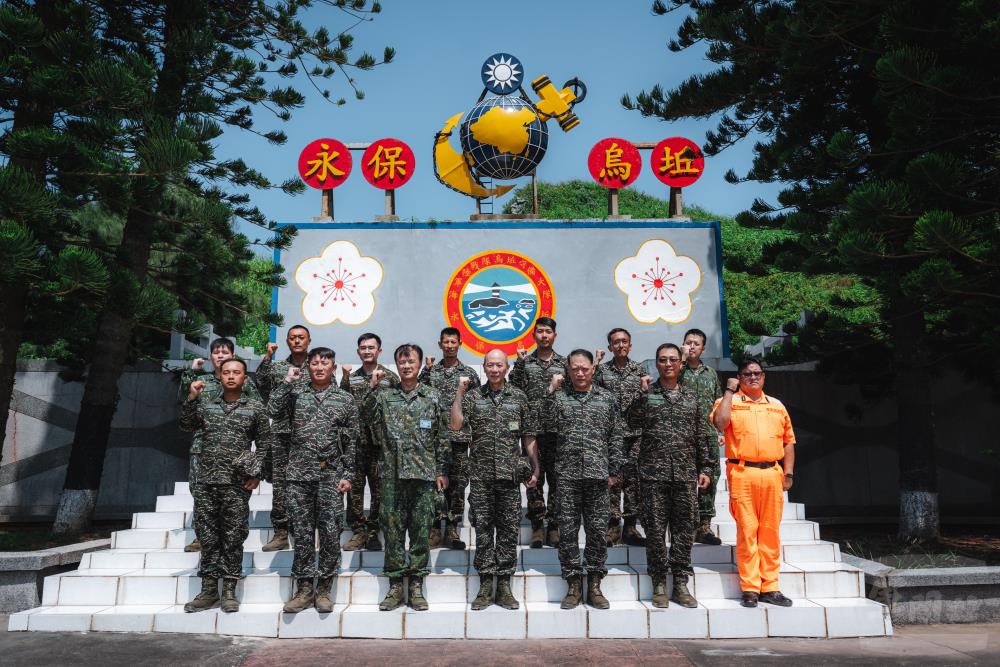 參謀總長梅上將視導烏坵駐軍，慰勉官兵戮力戰訓辛勞。（軍聞社記者陳彥樺攝）